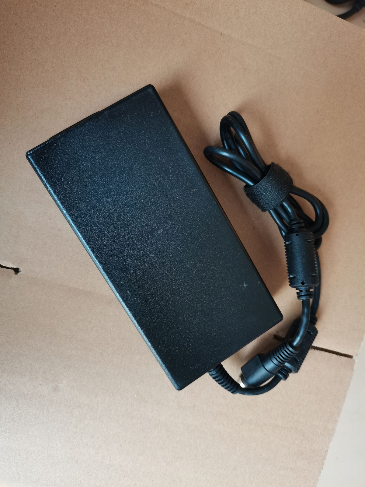 OEM Delta 230W 19.5V 11.8A ADP - Pc Gaming Msi avaliação e preço
